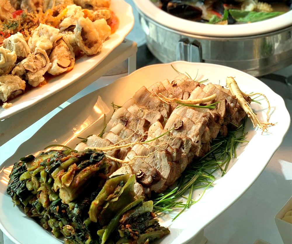 통삼겹 구이 - 통삼겹살을 특제소스로 오랜 시간 조리하여 속까지 촉촉한 쉐프 특선 메뉴