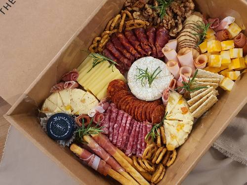 샤퀴테리 치즈 박스 - 초리죠,살라미,치킨브레스트,올리브와 크래커,샹달프잼,프로슈토등 각종 샤퀴테리와 치즈로 꾸민 플레이트