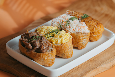 BIG 유부초밥 - 하나만 먹어도 든든한 빅유부로만든 유부초밥에 불로 지져 불맛을 입힌 메뉴