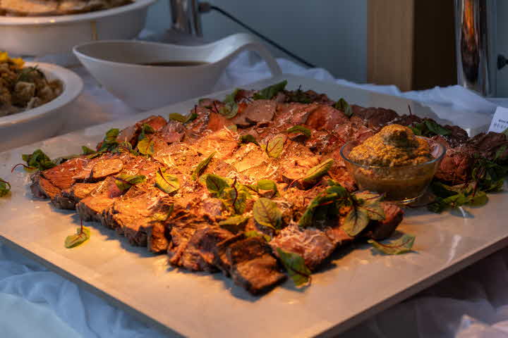 숙성 한우에 특제 소스를 발라 통째로 오븐에 구워낸 셰프 특선 로스트비프