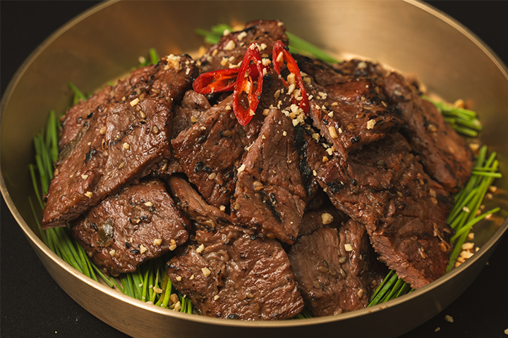 직접 손질한 소갈비살을 달짝지근한 양념에 숙성해 부드럽게 구워, 촉촉한 식감과 풍미를 담아낸 요리
